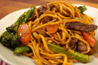 Yakisoba caseiro rápido e fácil com carne, legumes e molho oriental