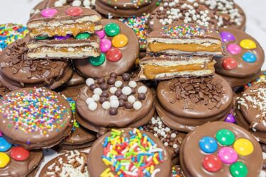 Alfajor Caseiro com Bolacha Maria e Doce de Leite coberto com chocolate