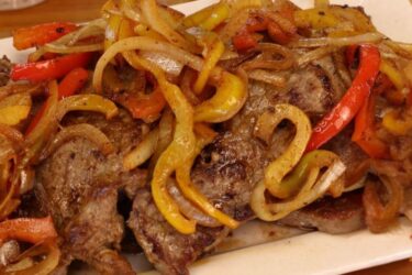 Bife acebolado com pimentão colorido e cebola dourada