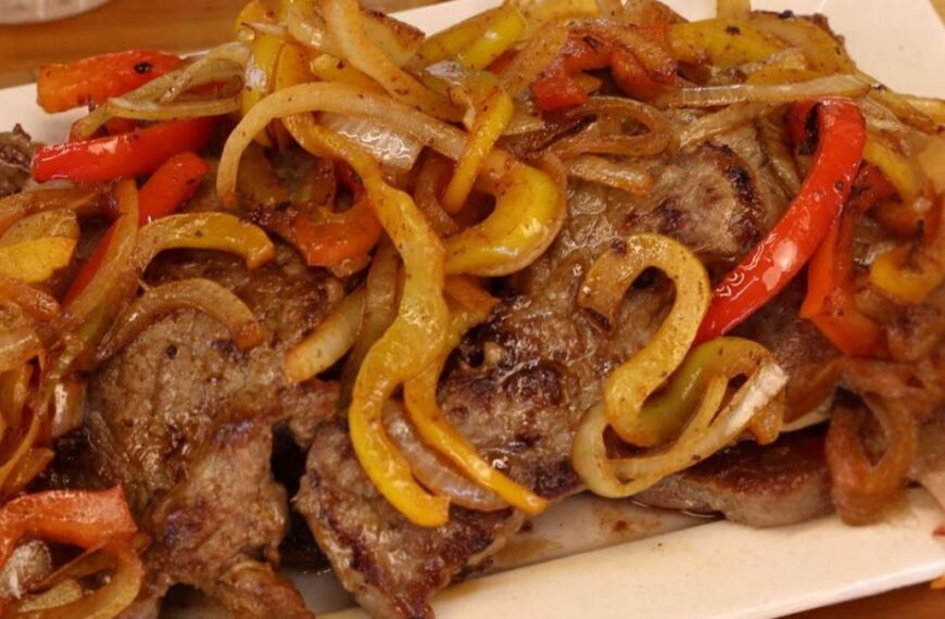 Bife acebolado com pimentão colorido e cebola dourada