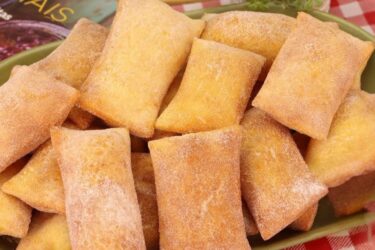 Bolinho Sapo Perfeito com Café crocante e dourado