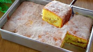 Bolo de banana fofinho com recheio de banana e canela