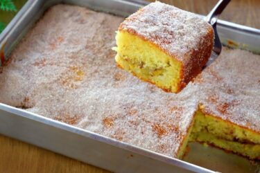 Bolo de banana fofinho com recheio de banana e canela