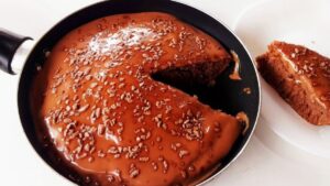 Bolo de chocolate na frigideira com cobertura de ganache