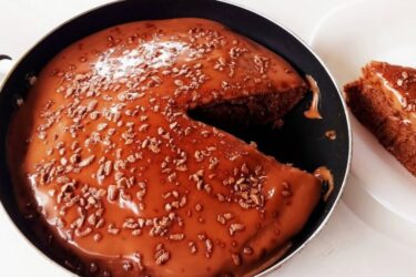 Bolo de chocolate na frigideira com cobertura de ganache