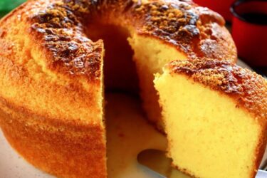 bolo de fubá úmido e fofinho caseiro servido em fatias