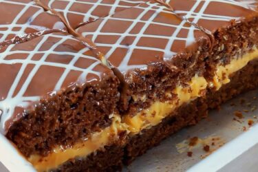 bolo pão de mel molhadinho e fofinho recheado com doce de leite e cobertura de chocolate