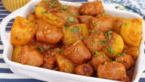 Linguiça com batata pronta em 5 minutos servida em prato