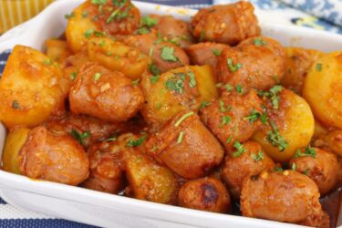 Linguiça com batata pronta em 5 minutos servida em prato