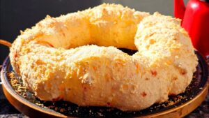 Rosca de polvilho crocante e dourada com queijo