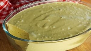 mousse de abacate cremoso servido em taças geladas