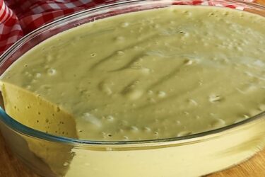 mousse de abacate cremoso servido em taças geladas