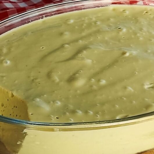 mousse de abacate cremoso servido em taças geladas