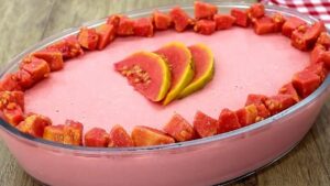 mousse de goiaba cremoso servido em taças decoradas com fatias de goiaba