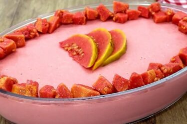 mousse de goiaba cremoso servido em taças decoradas com fatias de goiaba