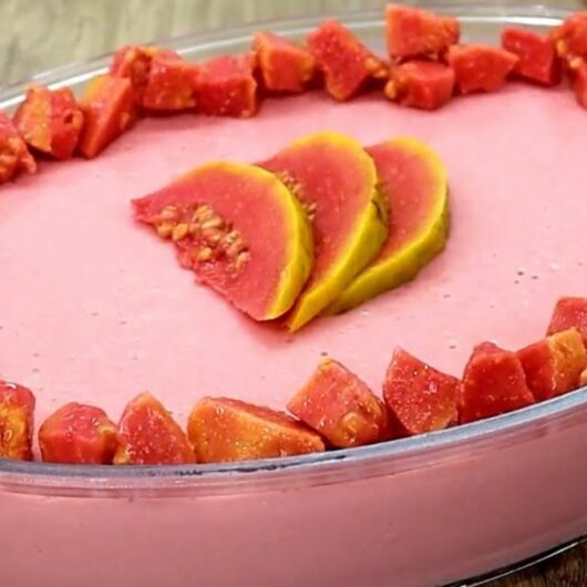 mousse de goiaba cremoso servido em taças decoradas com fatias de goiaba