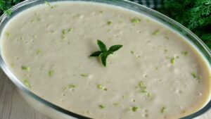 Mousse de jaca cremoso servido em taça decorada com hortelã