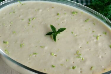 Mousse de jaca cremoso servido em taça decorada com hortelã