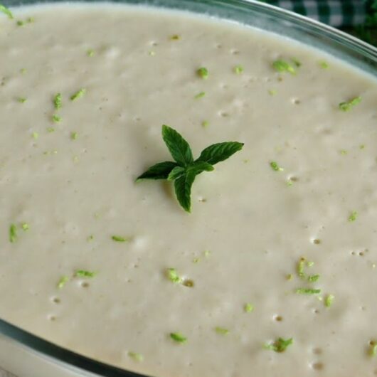 Mousse de jaca cremoso servido em taça decorada com hortelã