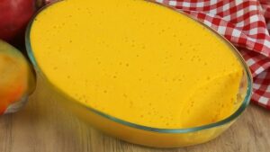 Mousse de manga cremoso e gelado decorado com pedaços de fruta