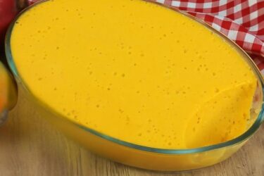 Mousse de manga cremoso e gelado decorado com pedaços de fruta