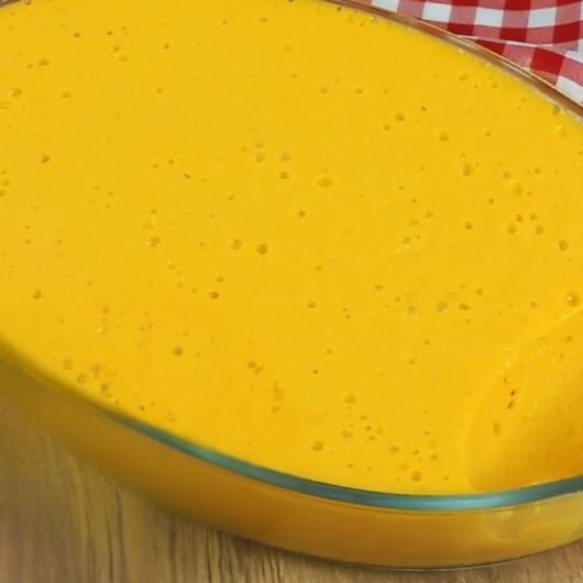 Mousse de manga cremoso e gelado decorado com pedaços de fruta