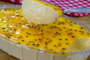 Mousse de maracujá sem gelatina decorado com calda natural