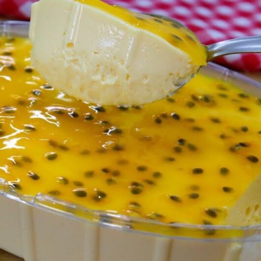 Mousse de maracujá sem gelatina decorado com calda natural
