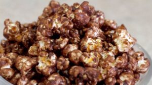 Pipoca de chocolate crocante e brilhante
