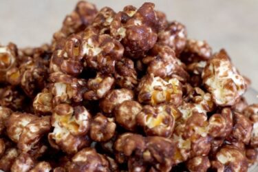 Pipoca de chocolate crocante e brilhante