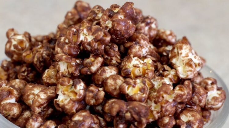 Pipoca de chocolate crocante e brilhante
