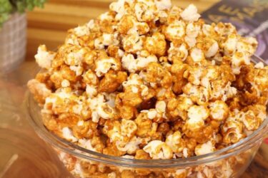 Pipoca doce de cinema crocante e caramelizada
