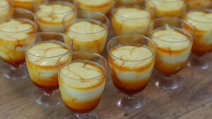 Pudim no Copinho cremoso com calda dourada