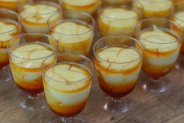 Pudim no Copinho cremoso com calda dourada