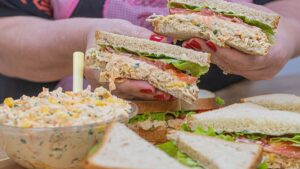 Recheio de frango cremoso para sanduíche natural