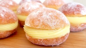 Sonho de padaria tradicional recheado com creme