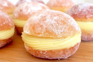 Sonho de padaria tradicional recheado com creme