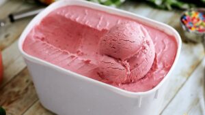 Sorvete de Morango Natural cremoso e com pedaços de morango