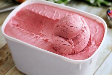 Sorvete de Morango Natural cremoso e com pedaços de morango