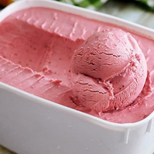 13 Receitas de Sorvete Fáceis e Cremosos Para Refrescar No Calor 4 Sorvete de Morango Natural cremoso e com pedaços de morango