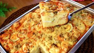 Torta portuguesa prática e rápida servida em pedaços