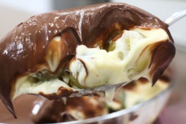 Bombom de uva na travessa com creme de leite ninho e ganache