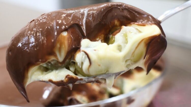 Bombom de uva na travessa com creme de leite ninho e ganache