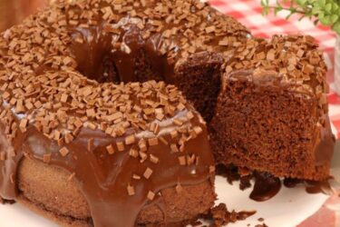 Bolo de Chocolate Rápido e Fácil com cobertura de brigadeiro mole