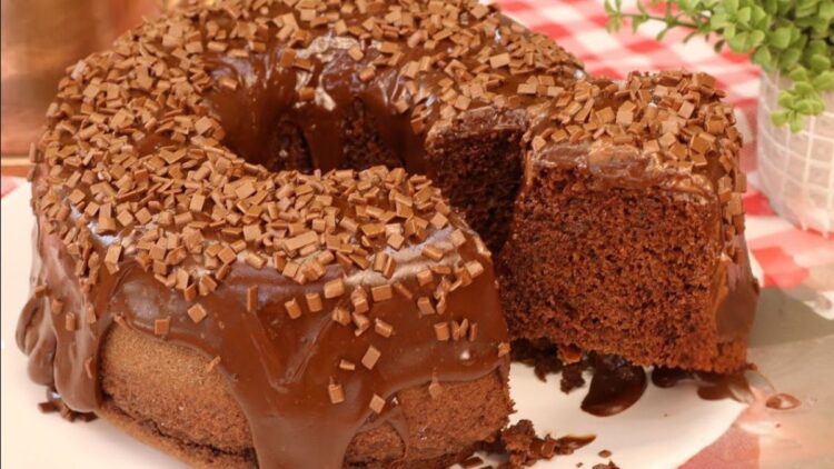 Bolo de Chocolate Rápido e Fácil com cobertura de brigadeiro mole