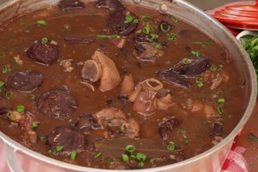 Feijoada completa com carnes, arroz, couve e farofa