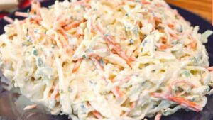 Salada de repolho cremosa com cenoura e molho de iogurte