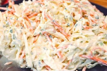 Salada de repolho cremosa com cenoura e molho de iogurte