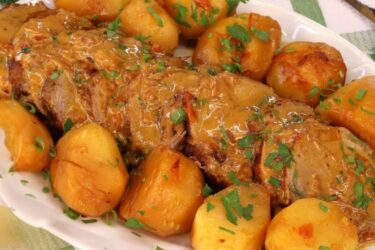 Lagarto ao molho com batatas na pressão bem suculento