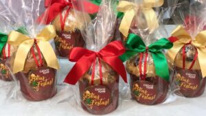 Mini chocotones de Natal dourados com gotas de chocolate.